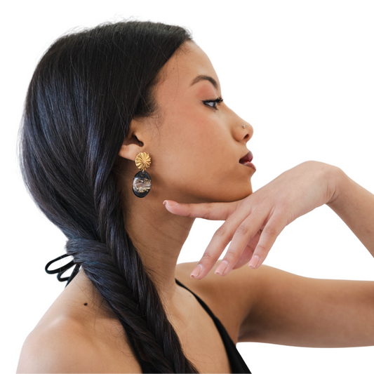 Paio di orecchini ovali in resina e acciaio inossidabile