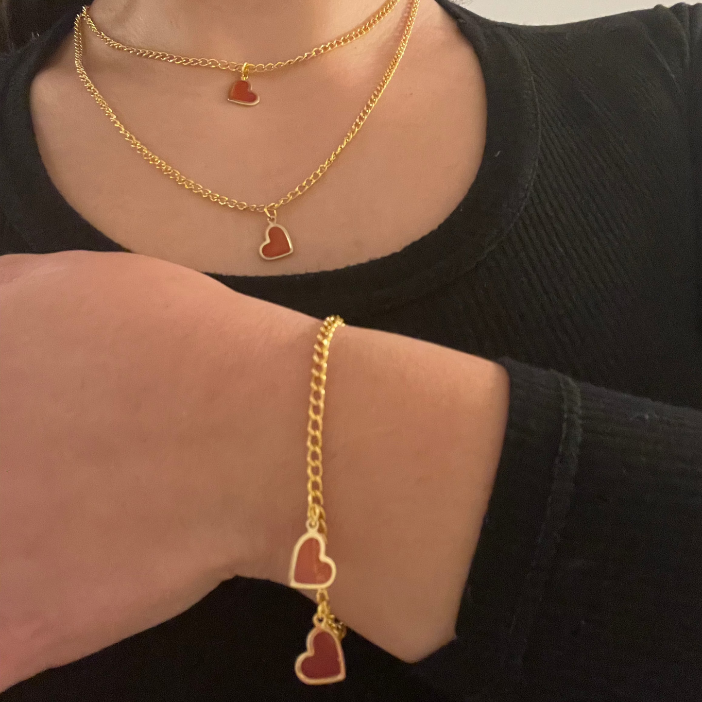 Bracciale con ciondoli a cuore in resina e acciaio inossidabile