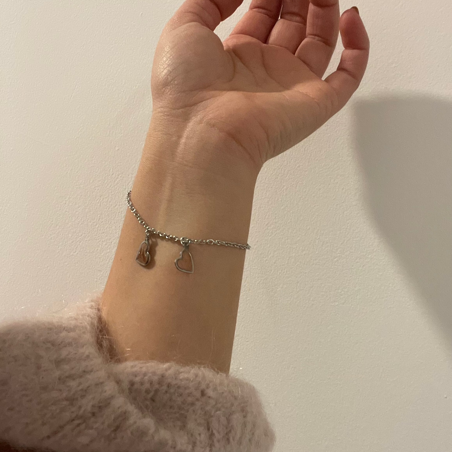 Bracciale con ciondoli a cuore in resina e acciaio inossidabile